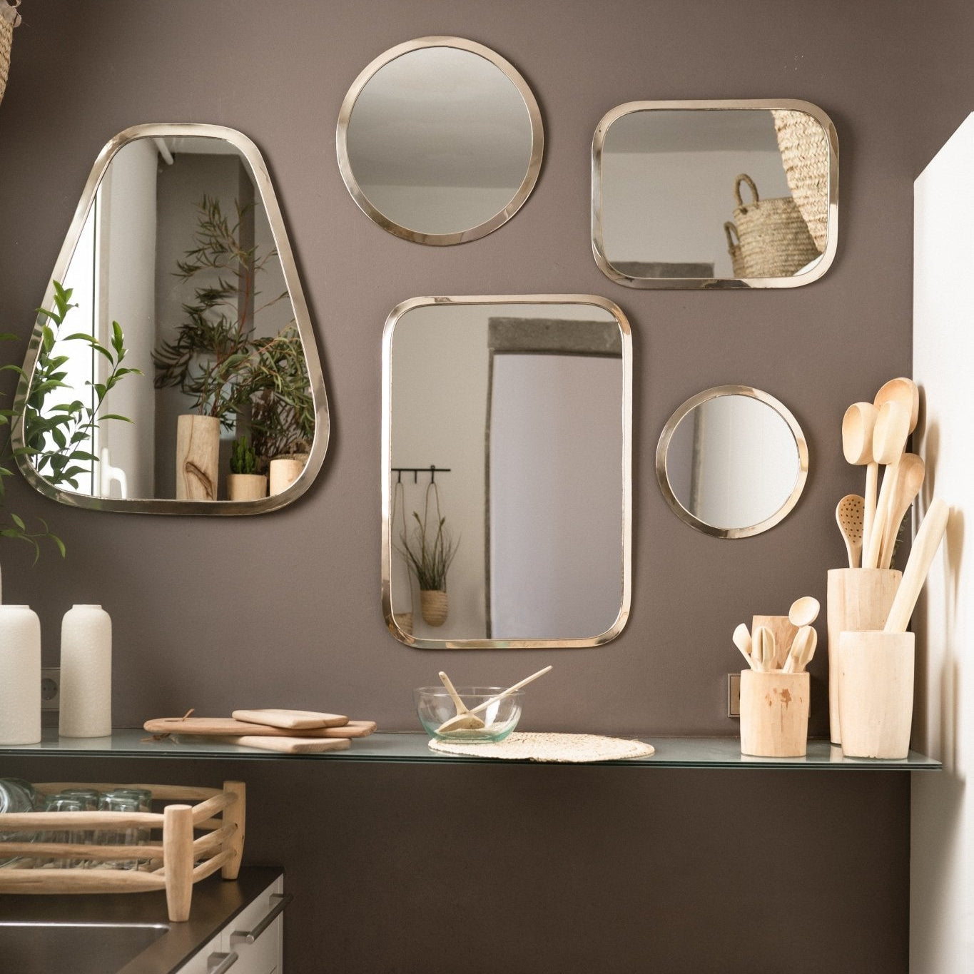 Composition murale de miroirs artisanaux argentés - Inspiration décoration intérieure bohème chic