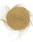 Natte ronde tressée en fibre naturelle sur fond blanc