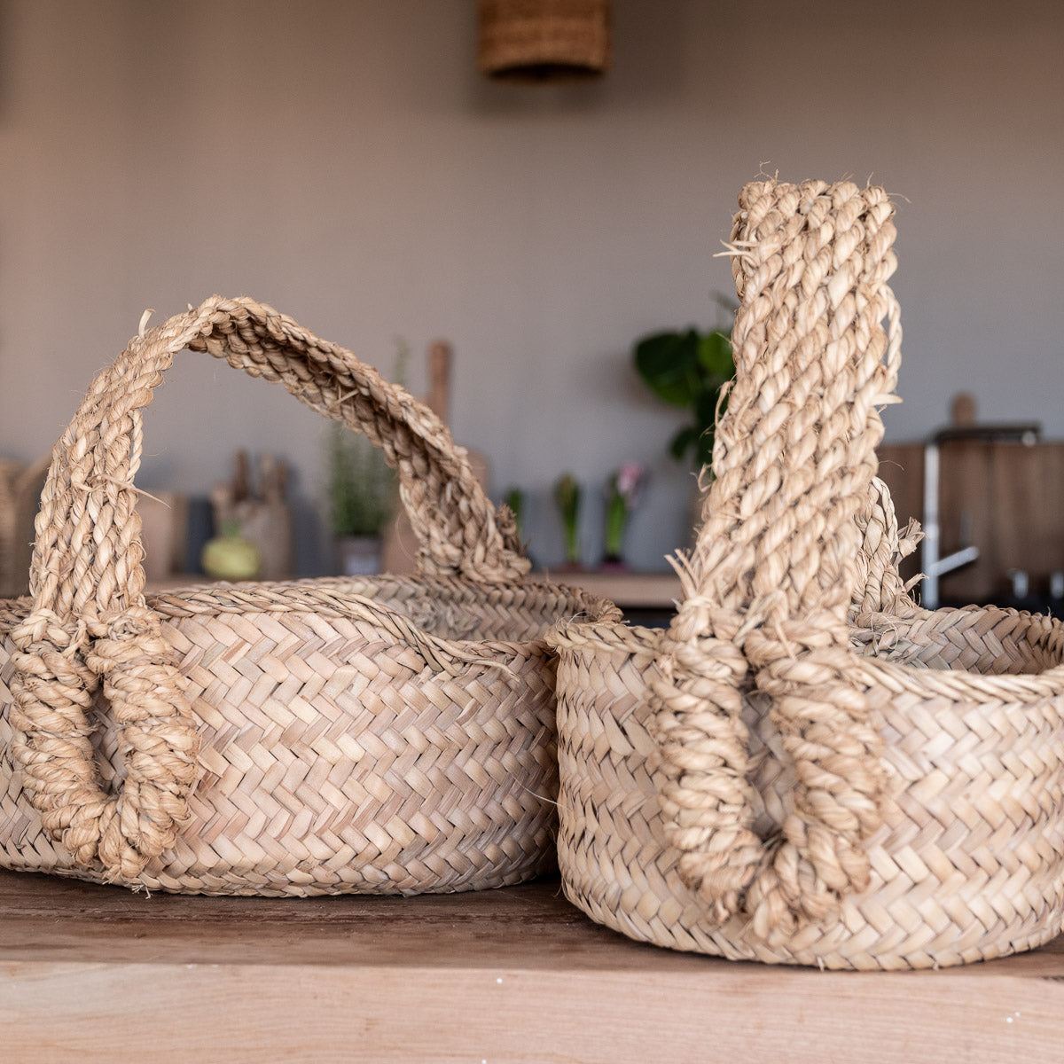 Anse tressée d’un panier ARTISAN en palmier naturel