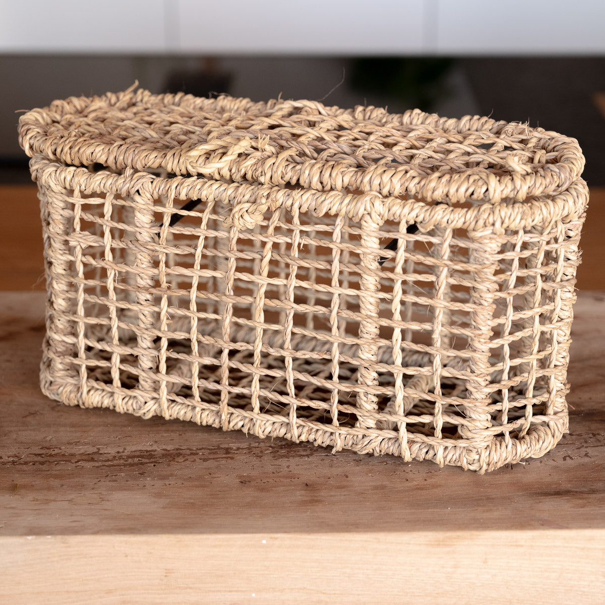 Boite de rangement LINE tressée en corde de Plamier posée sur un plateau en bois COSYDAR