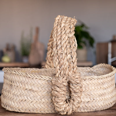 Cesta ARTIZAN de hoja de palma con asa grande de cuerda trenzada
