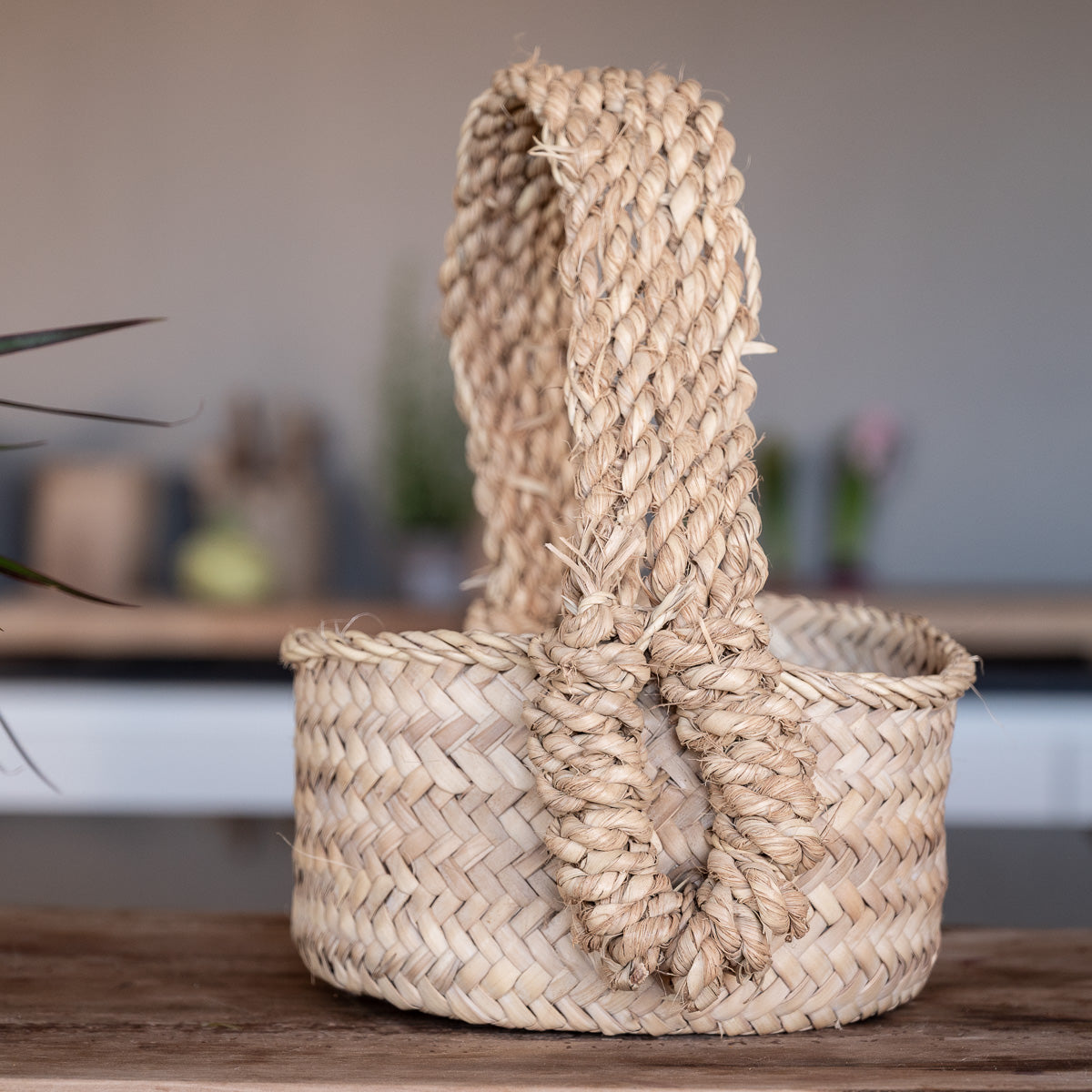 Panier bohème en feuille de palmier dans une décoration naturelle