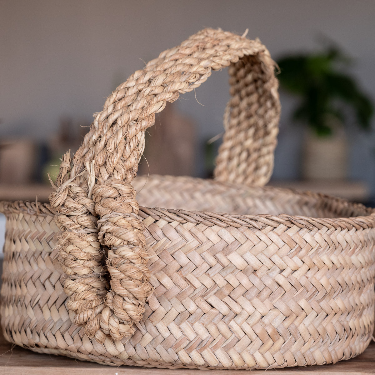 Panier ARTISAN décoratif en palmier naturel avec anse tressée