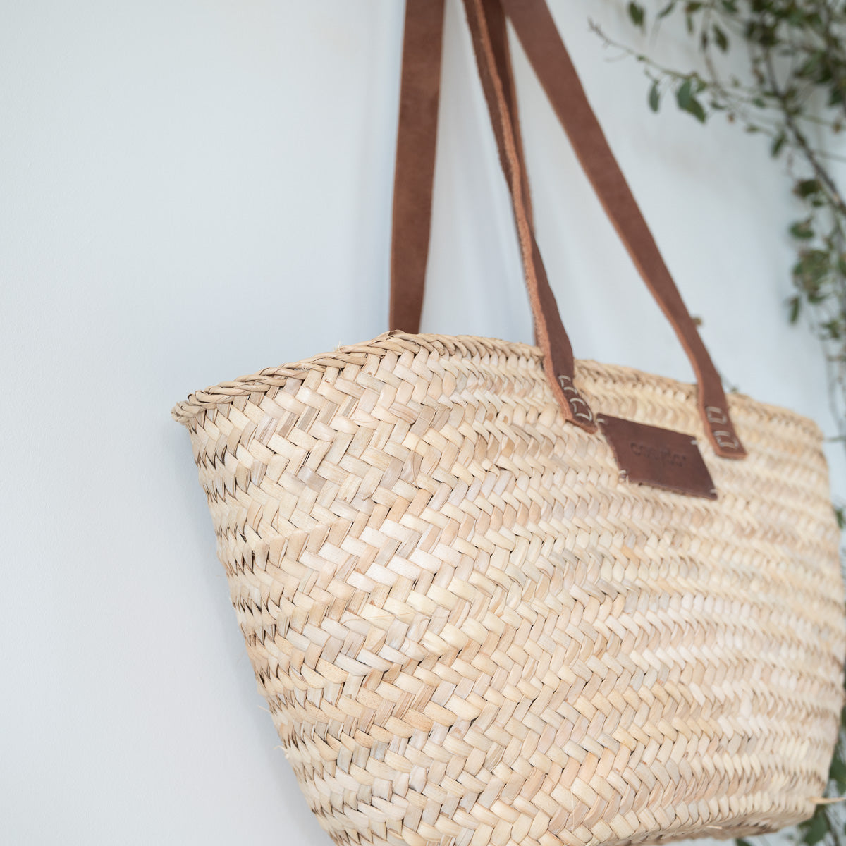 Panier Cabas ARTISAN accroché - vue de profil montrant la capacité