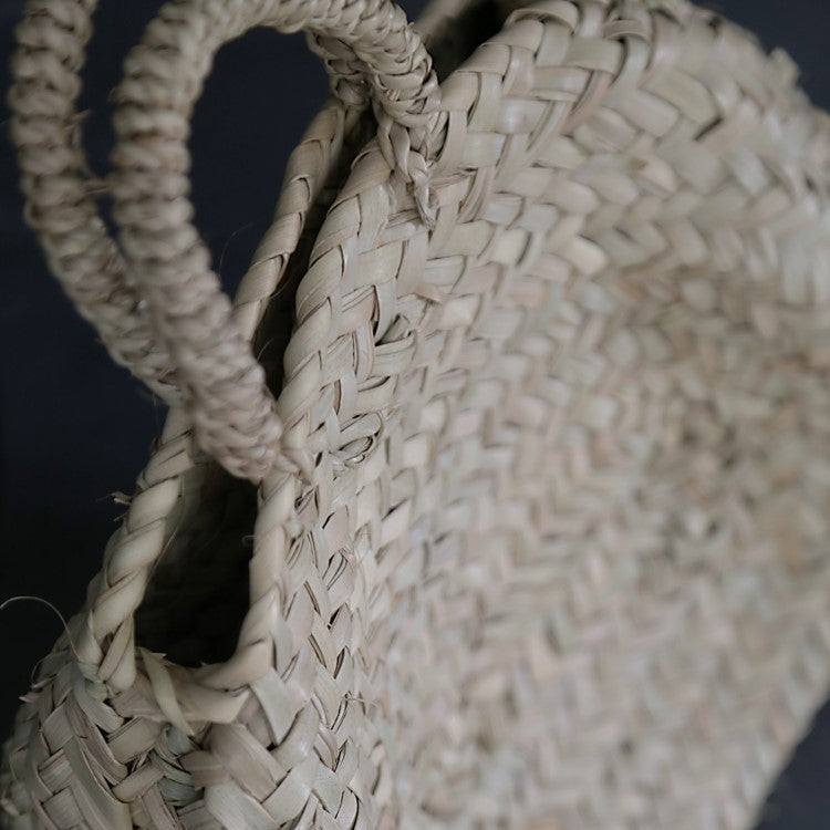 Détail du tressade du Panier cabas artisanal en fibre naturelle, avec 2 anses