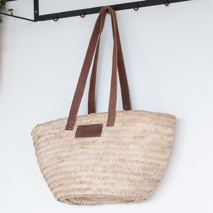 Panier cabas ARTISAN en feuille de palmier avec anses en cuir - vue suspendu