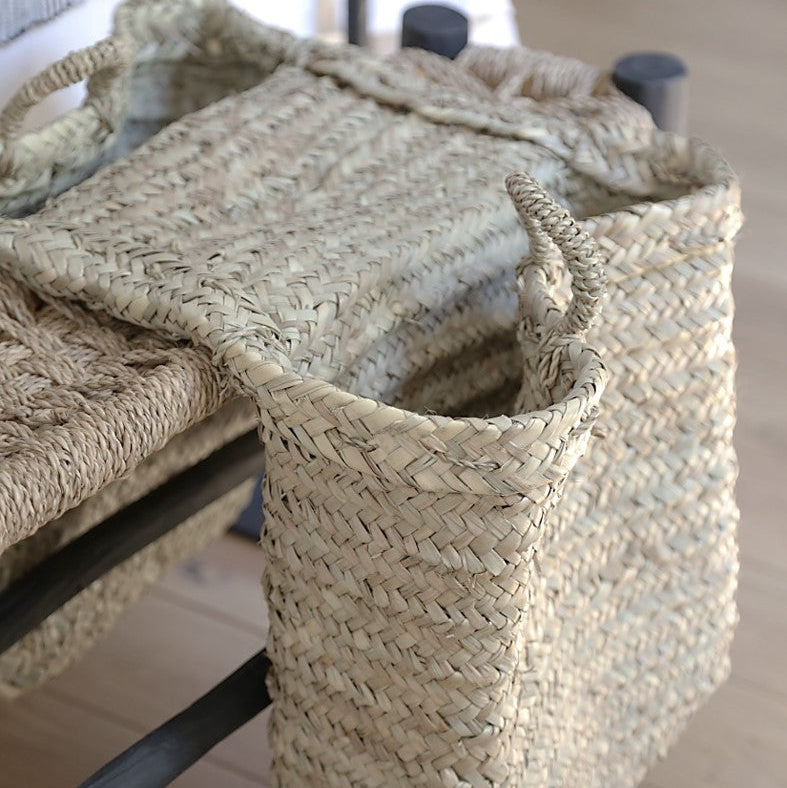 Panier Double tressé posé sur un banc étroit