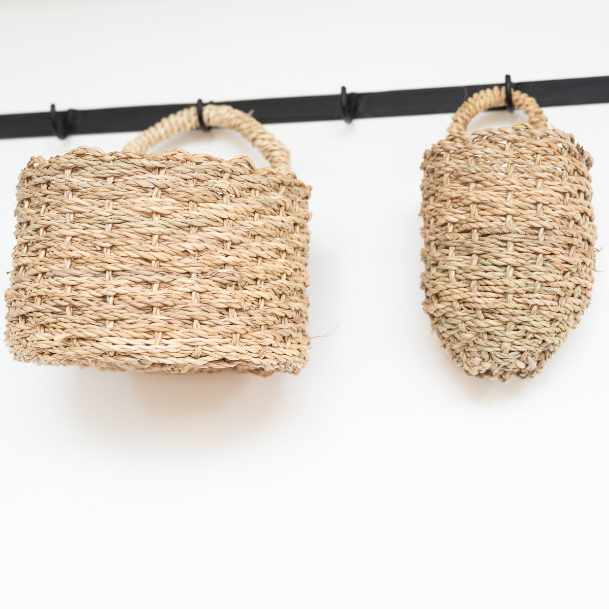 Panier mural ZEN en corde de palmier avec anse tressée - vue de face accroché