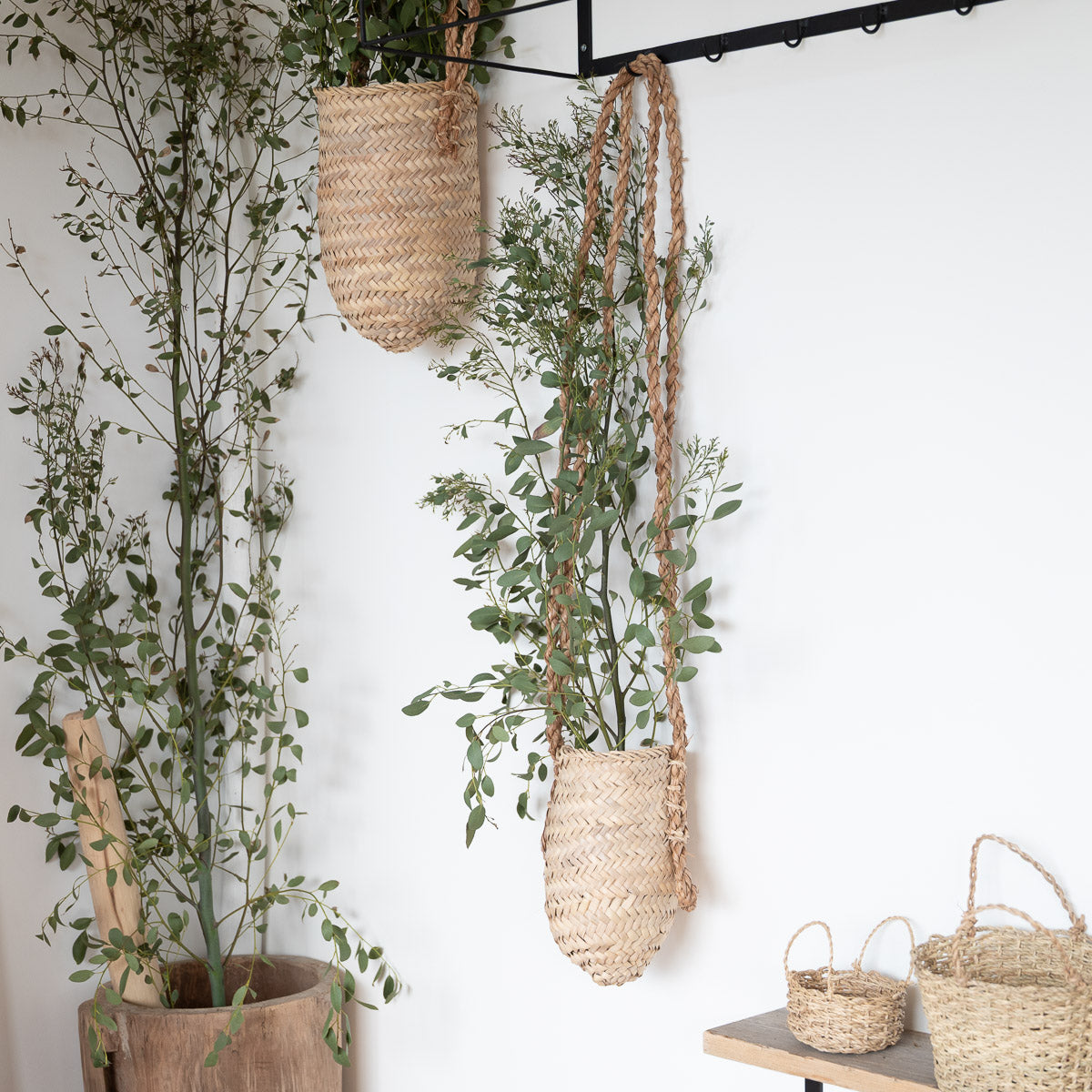 Panier à suspendre artisanal dans une ambiance méditerranéenne