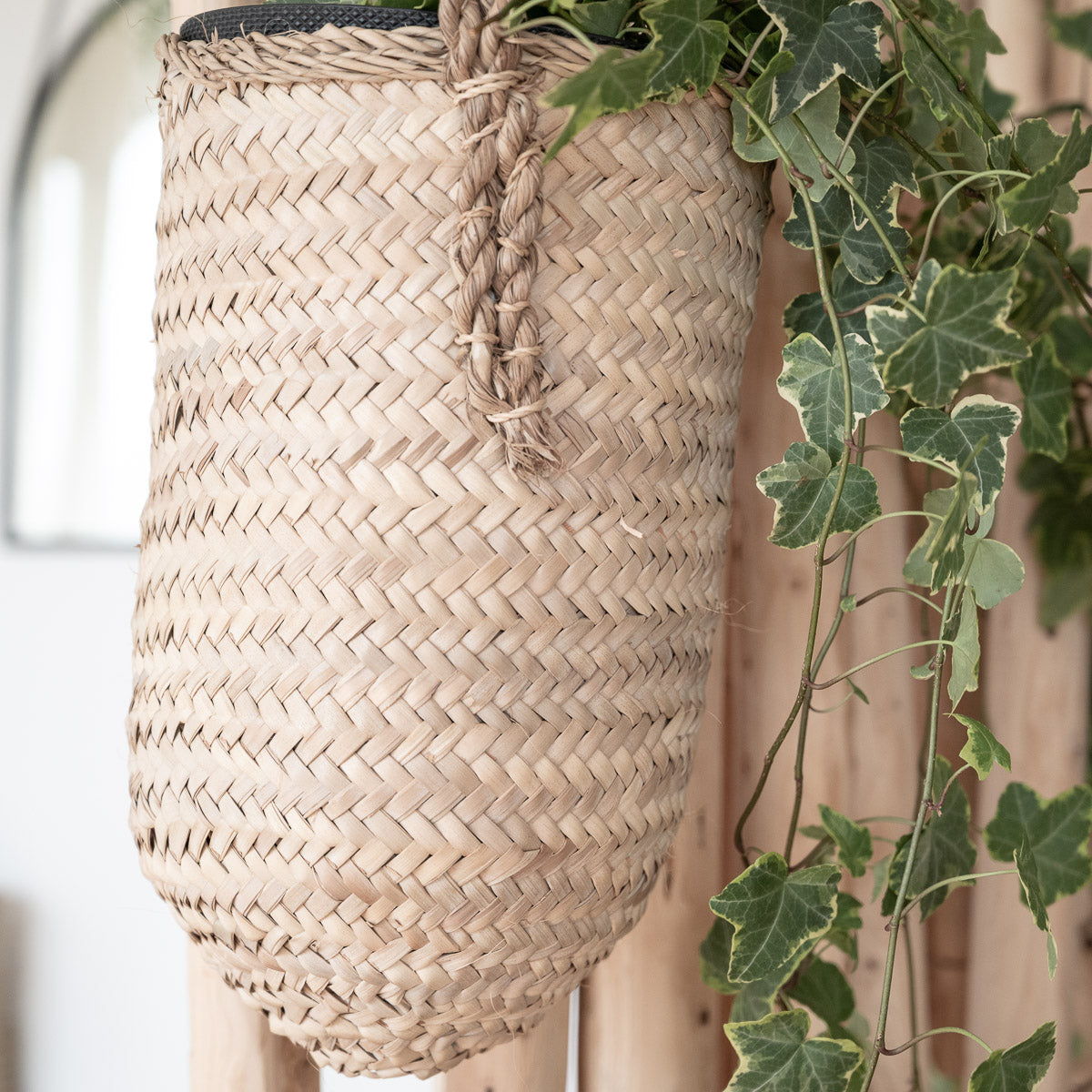 Détail du tressage artisanal en feuille de palmier naturelle