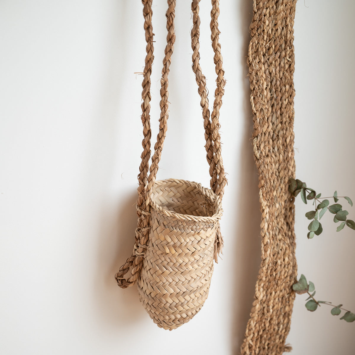 Détail de la double corde tressée du panier suspendu en feuille de palmier