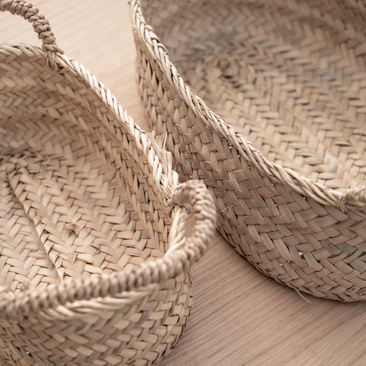 Panier Tressé en feuille de palmier. détail du tressage et des anses en feuille de palmier