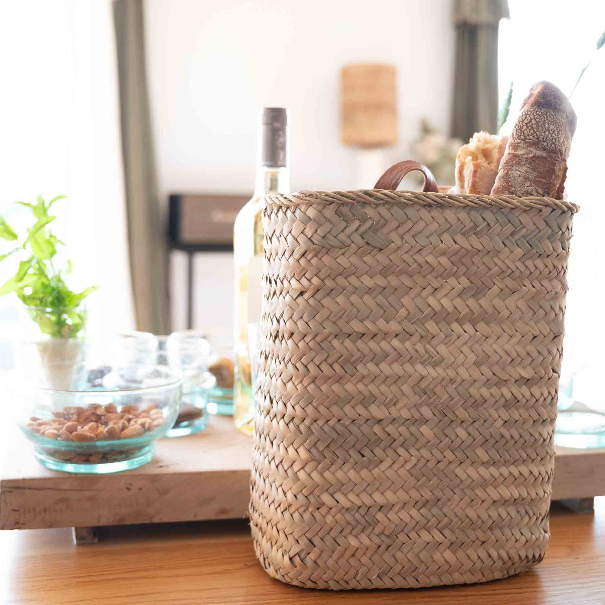 Détail du tressage en feuille de palmier et anse en cuir du panier mural