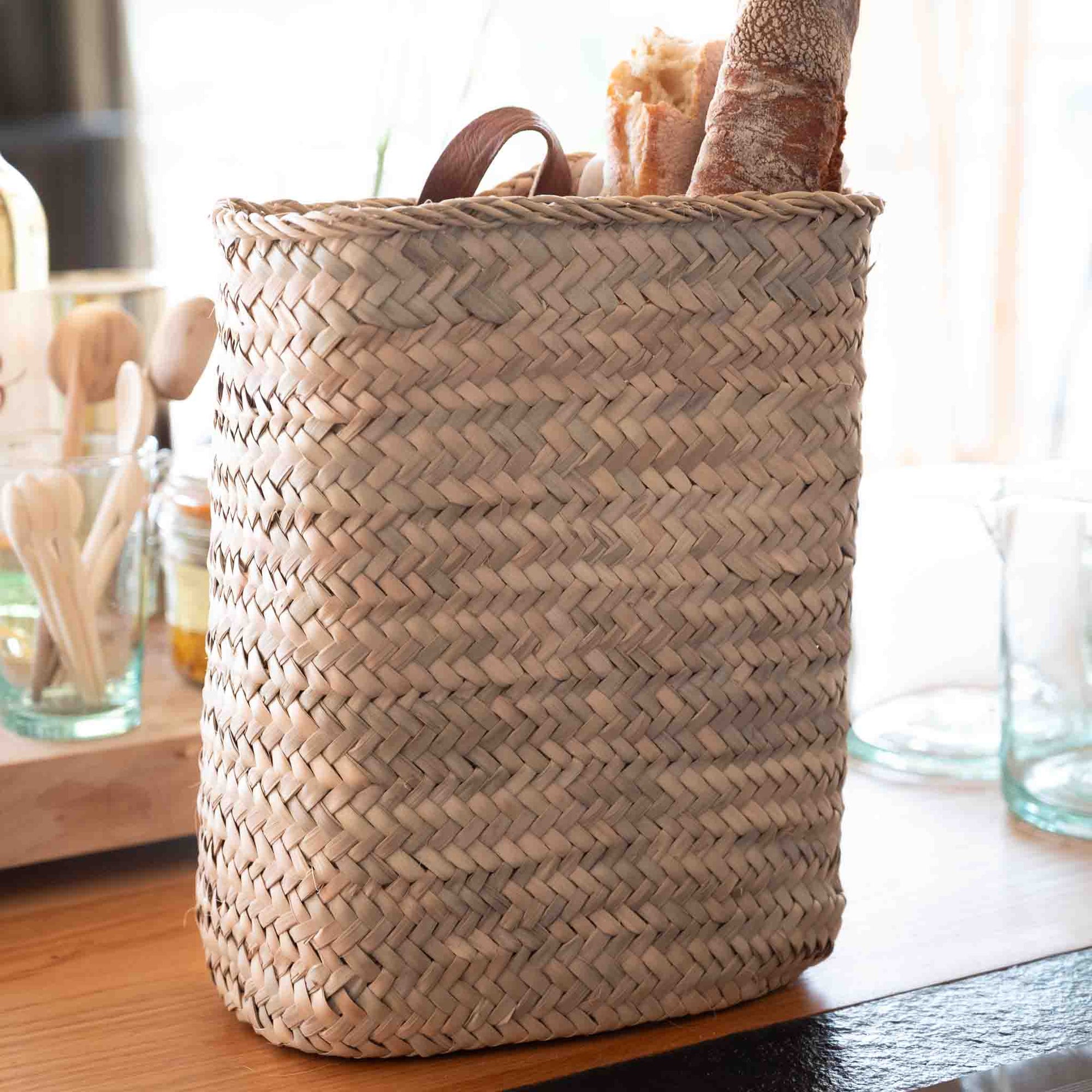 Panier tressé mural en feuille de palmier dans une cuisine pour rangement du pain - COSYDAR