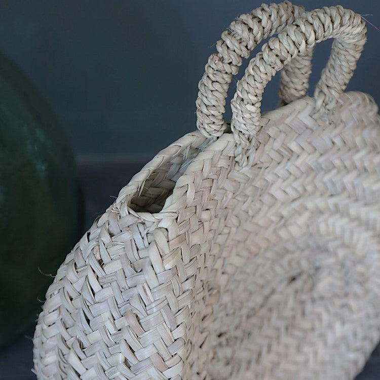 détail du tressage des anses du panier cabas rond en fibre naturelle