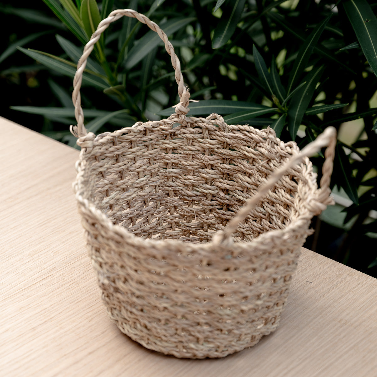 Panier tressé en corde de palmier, détail du tressage - Gamme ZEN de COSYDAR