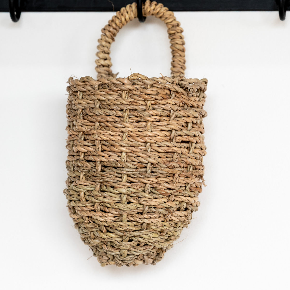 Panier mural ZEN à accrocher en corde de palmier, tressé à la main avec anse tressée. Idéal pour une décoration murale bohème et naturelle.