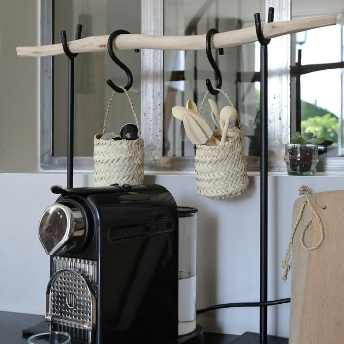 Corbeille bohéme tressée en feuille de palmier à suspendre S - COSYDAR