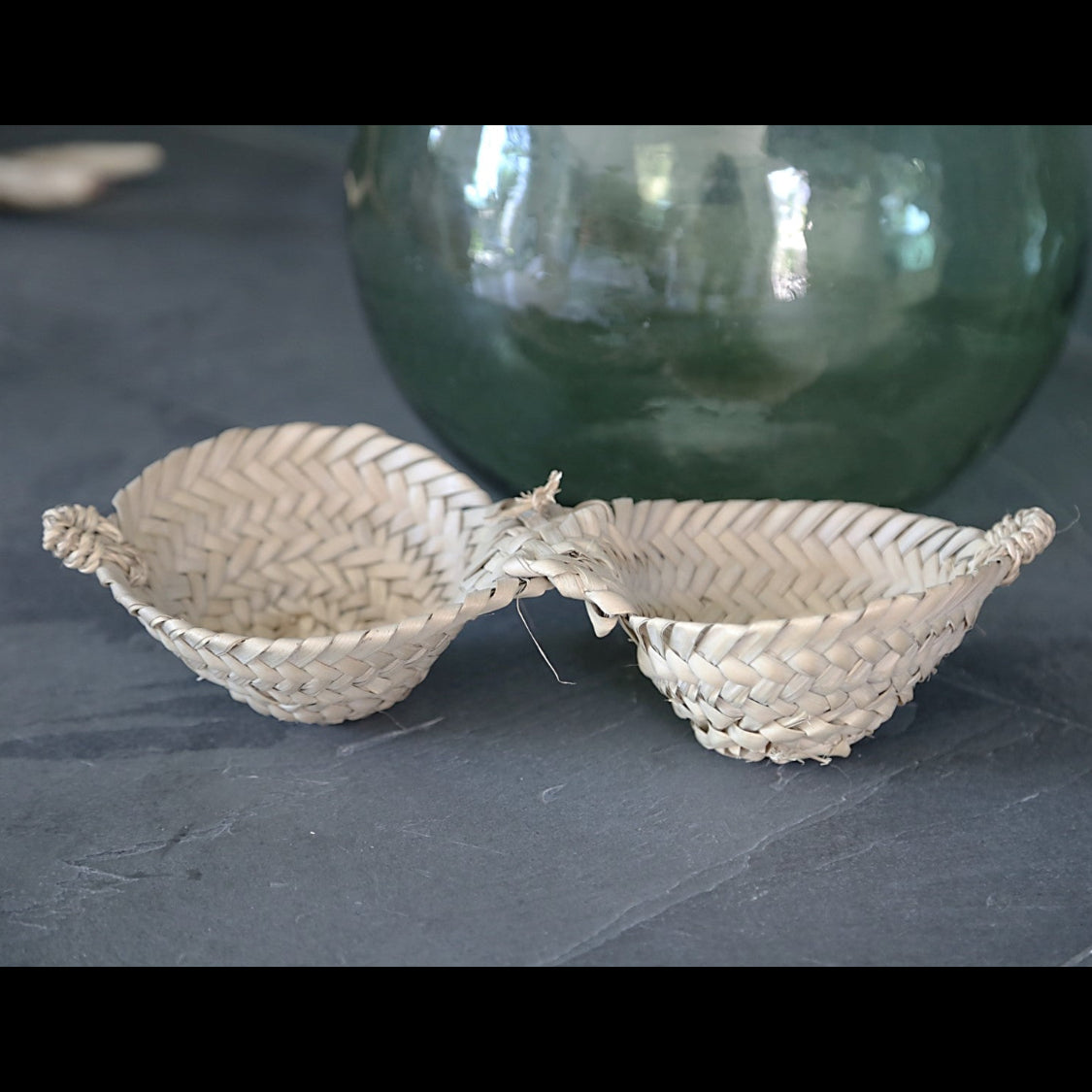 Petit panier double tressé en feuille de palmier