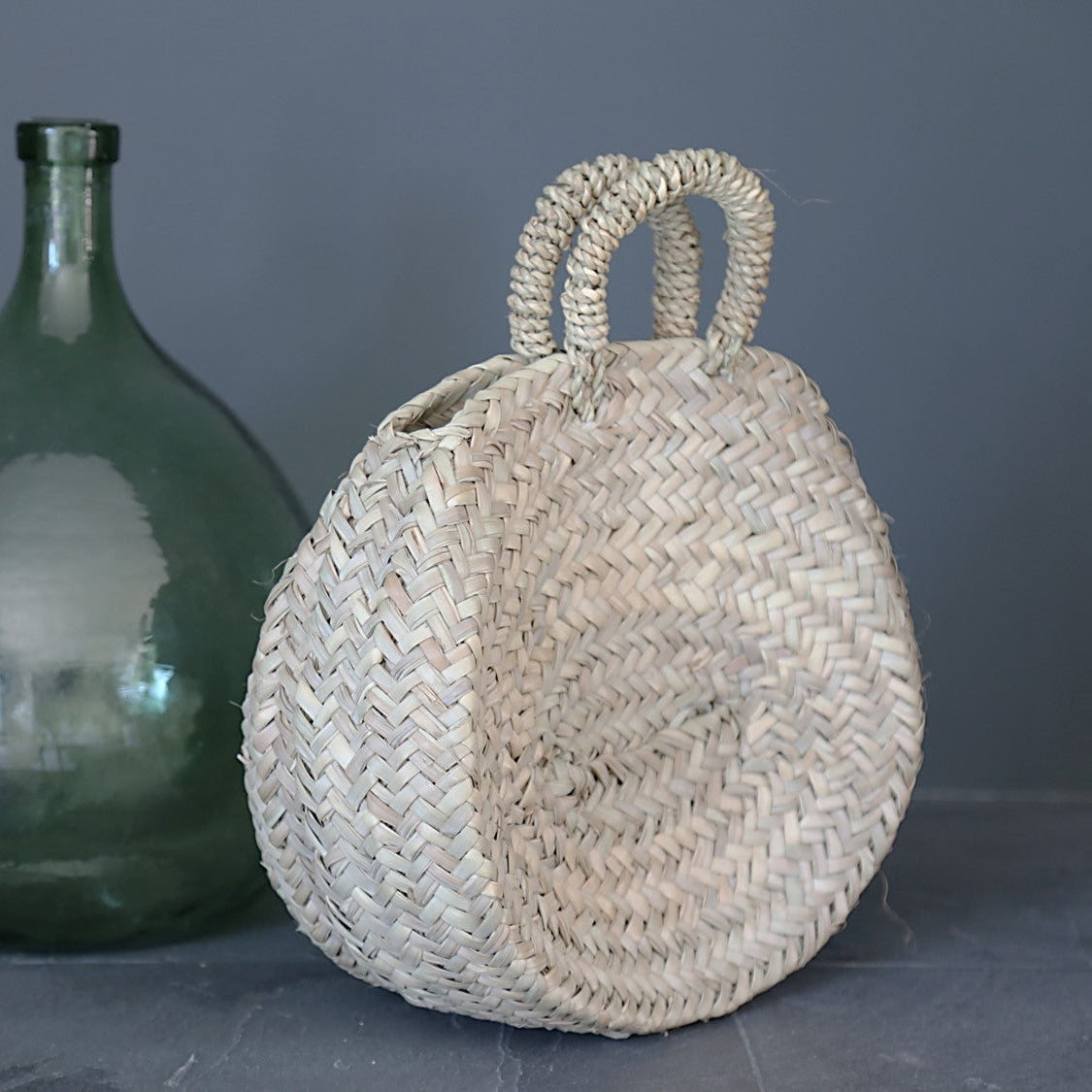 Petit panier tressé en feuille de palmieravec 2 anses pour décorer