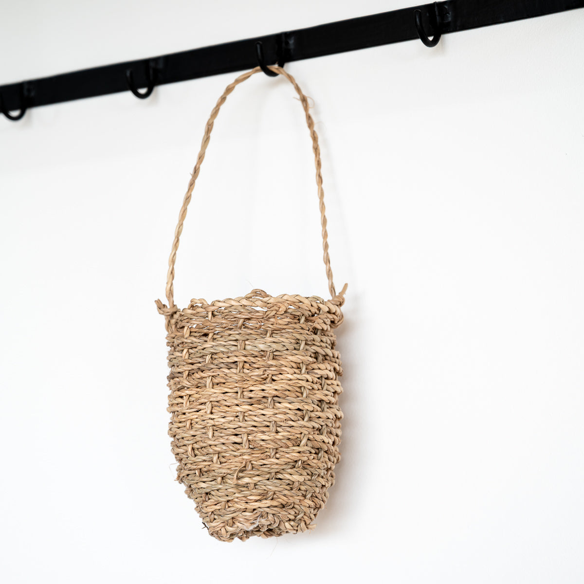 Très petit panier ZEN à suspendre en corde de palmier - gros plan sur le tressage