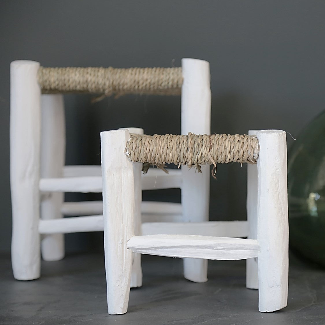 Petit tabouret en bois peint en blanc