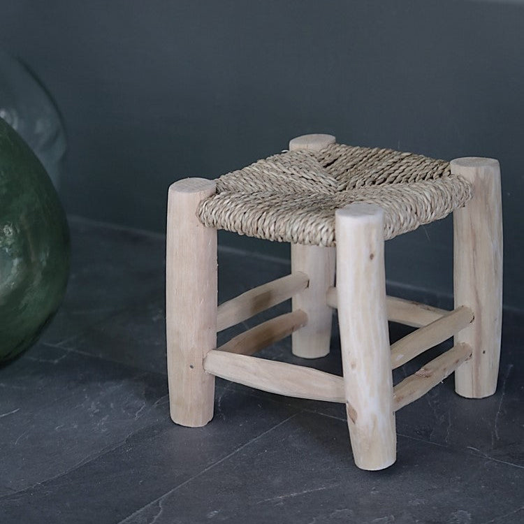 Petit tabouret en bois tressé en feuille de palmier