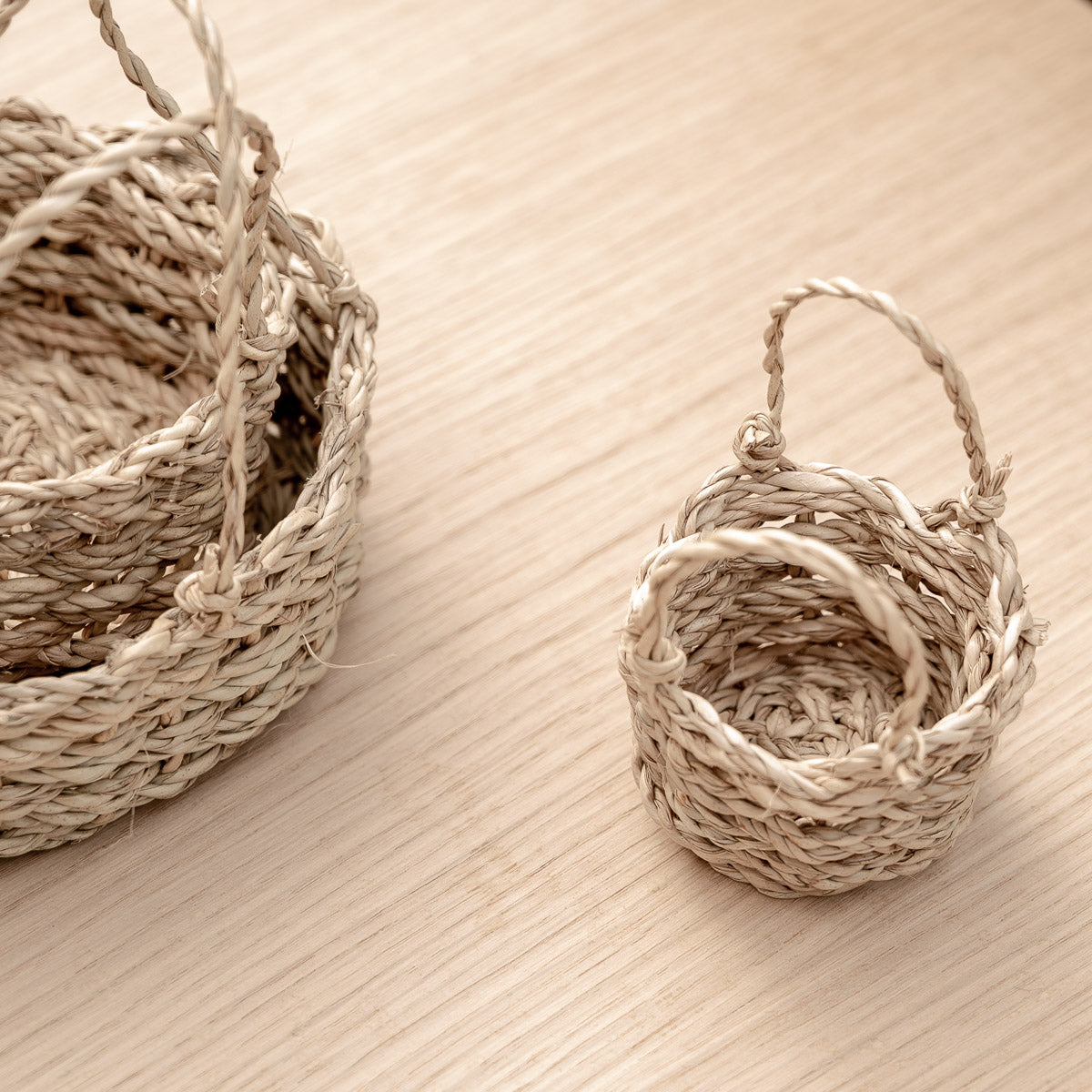 Petites corbeilles artisanales en corde de palmier tressée
