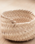 Petite Corbeille Tressée en Feuille de Palmier - vue du étail du tressage