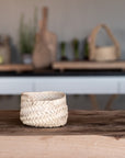 Petite corbeille en feuille de palmier - vue d'ensemble dans un intérieur