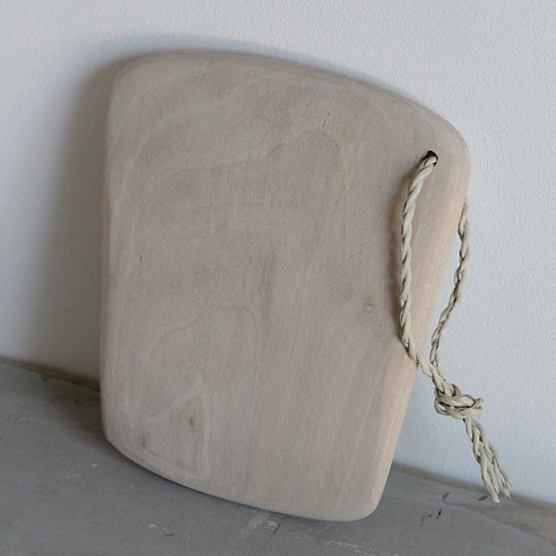 Petite planche à découper artisanale en noyer