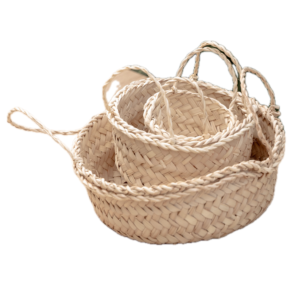 Petites corbeilles artisanales en feuilles de palmier avec anses tressées, style bohème naturel