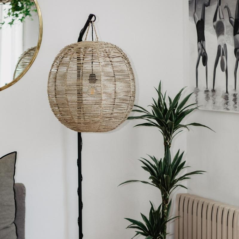 lampadaire métal noir avec abat-jour rotin