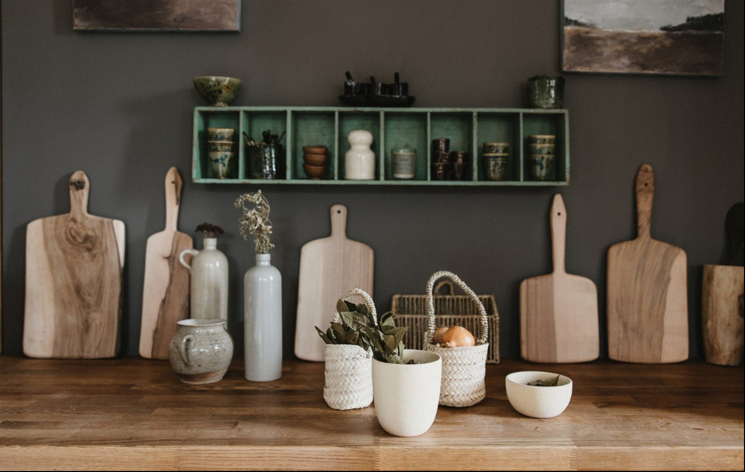 Cuisine décorée avec objets artisanaux en bois naturel, planches à découper, paniers tressés et céramiques dans un style bohème et authentique COSYDAR