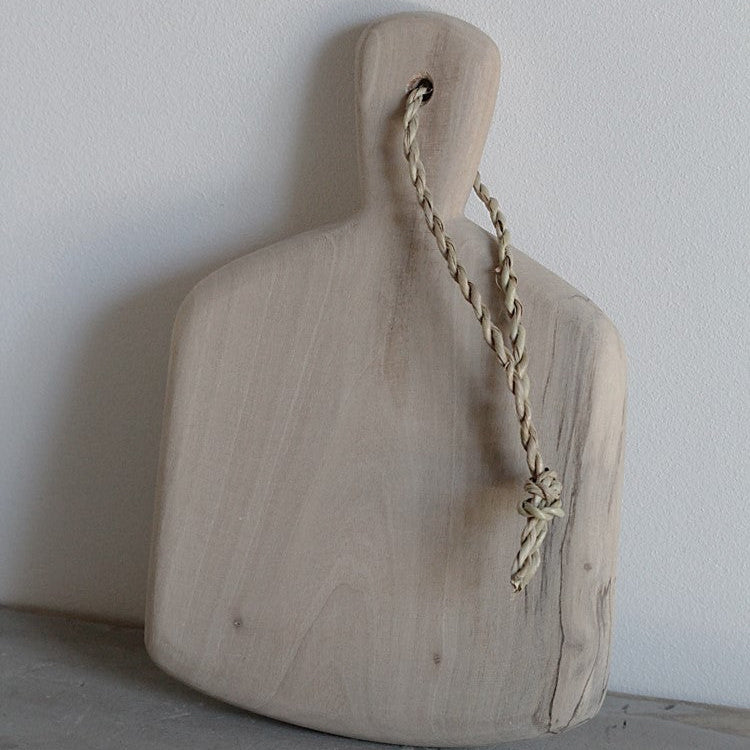 Petite planche artisanale à découper en noyer