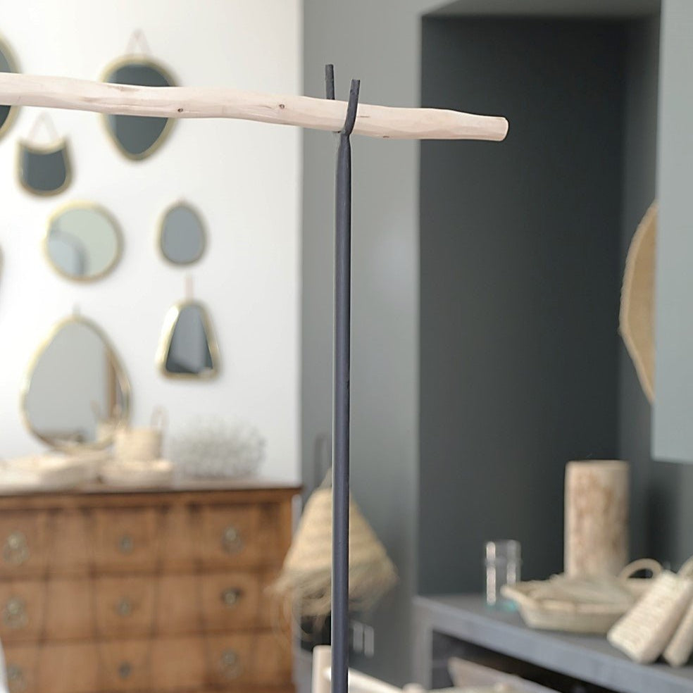 Détail barre bois brut naturel portant vêtements métal noir – Cosydar