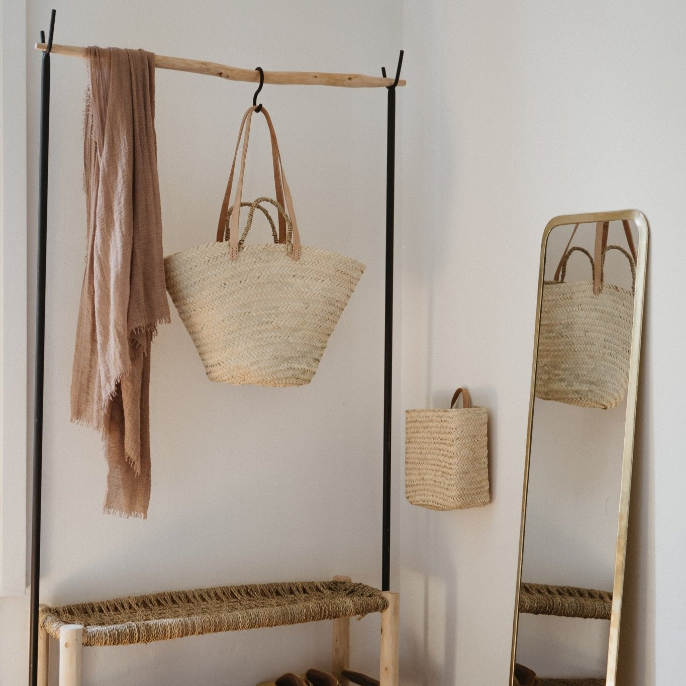 Portant vêtements grande hauteur acier noir bois naturel dans une chambre adulte