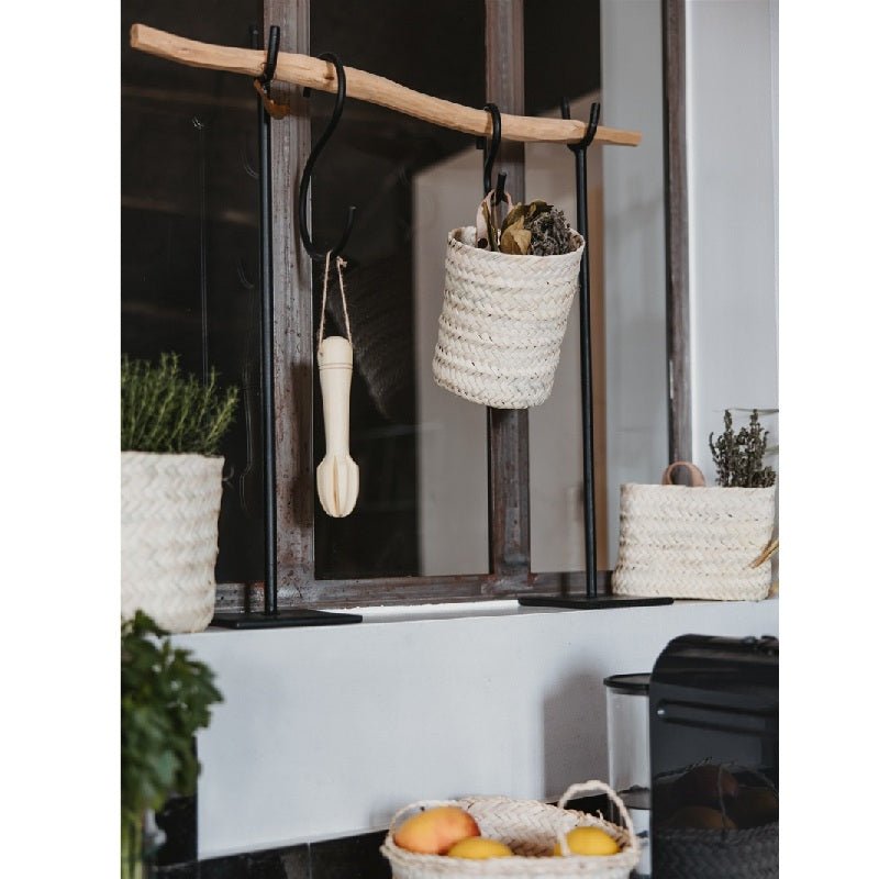 Petit portant bois métal noir avec panier suspendu – déco cuisine naturelle