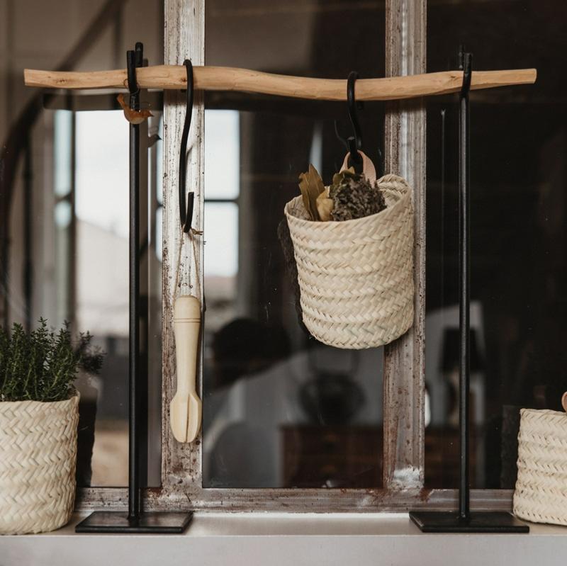 Petit portant bois métal noir avec panier suspendu – déco cuisine naturelle