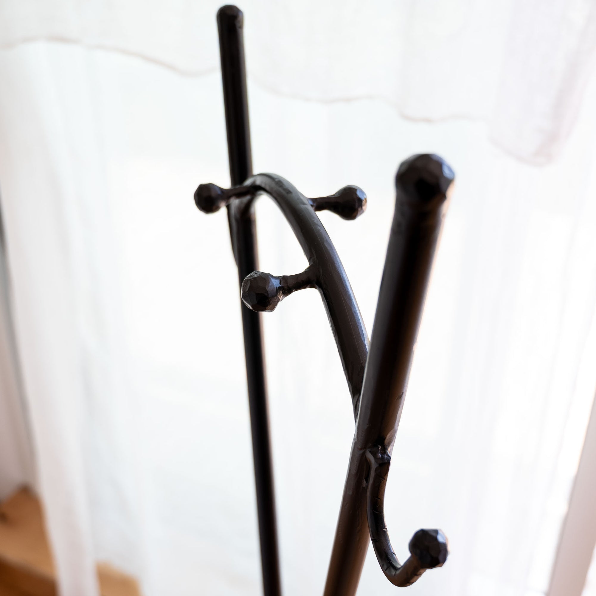 Détail boules porte-manteau JAPANDI acier noir forgé artisanal