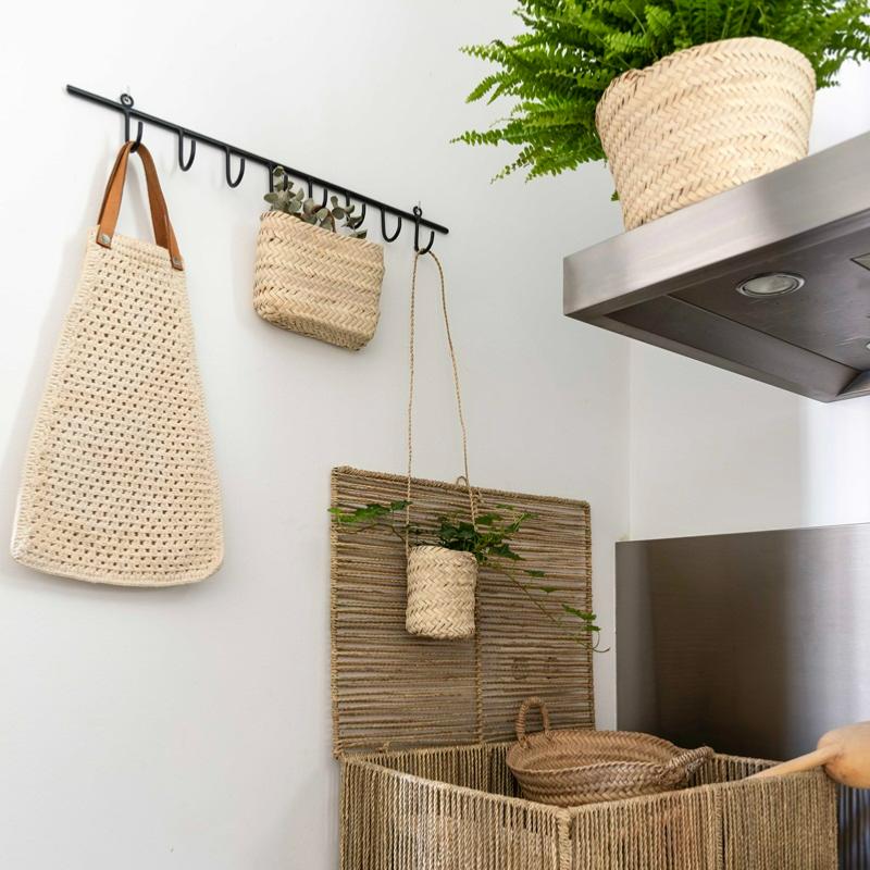 Porte-manteau mural HARI dans une entrée – rangement mural décoratif artisanal