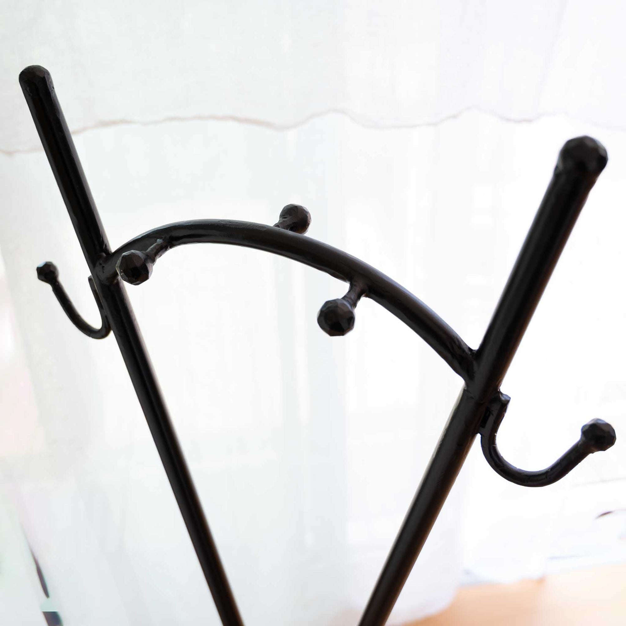 Détail arche 5 boules et crochets porte-manteau JAPANDI métal noir