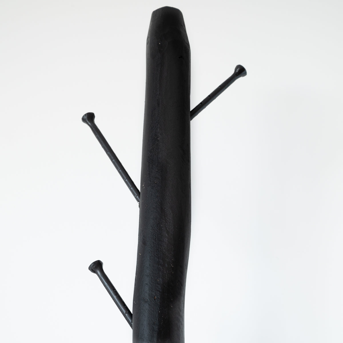 Détail du Porte-manteau noir mat 2m de hauteur, base métal stable COSYDAR