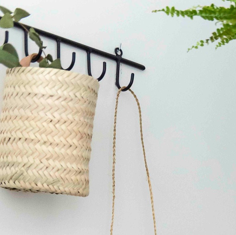 Porte-manteau mural à crochets en métal noir - panier en rotin suspendu