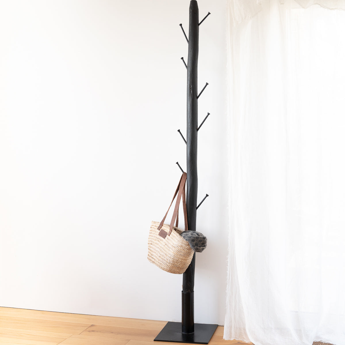 Porte-manteau noir mat 2m avec panier tressé suspendu, base métal stable COSYDAR