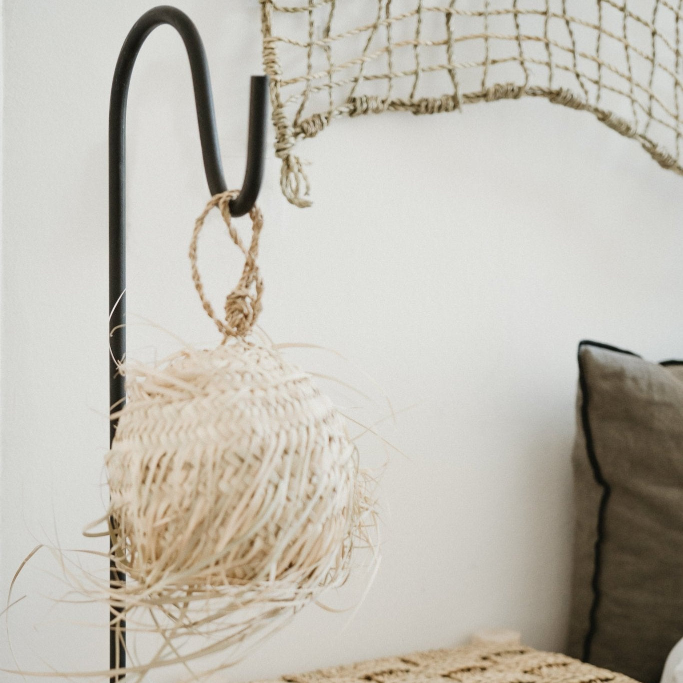 Potence métal noir avec suspension boule fibre de palmier Ø 15 cm – COSYDAR