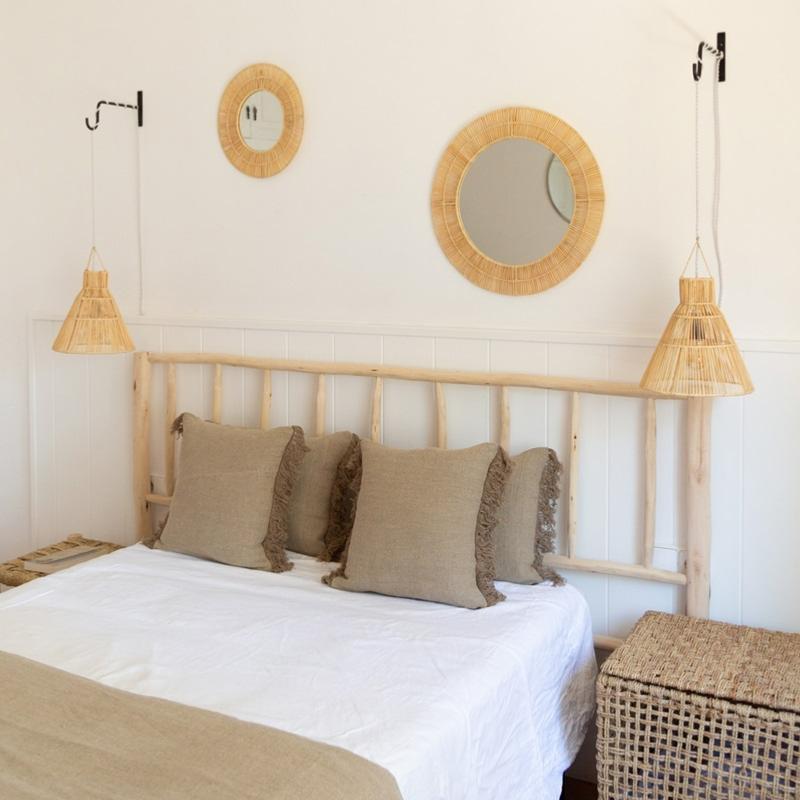 Potence pour luminaire mural dans une chambre aux matières naturelles