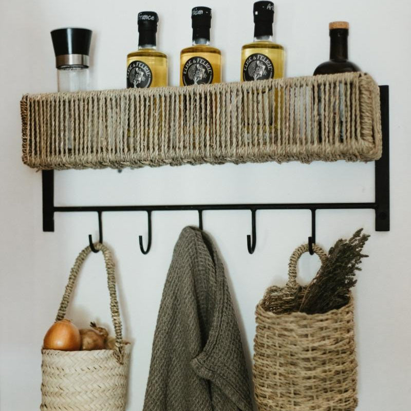 Rangement mural tressé BENRI avec crochets – étagère cuisine bohème naturelle