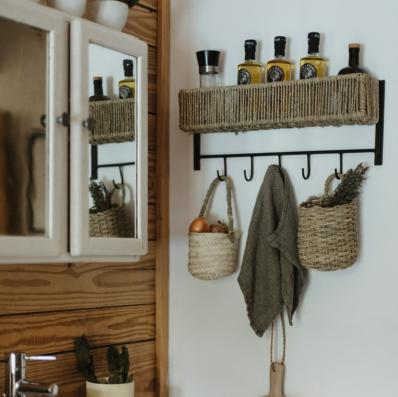 Rangement mural tressé avec crochets dans un atelier - décoration naturelle artisanale