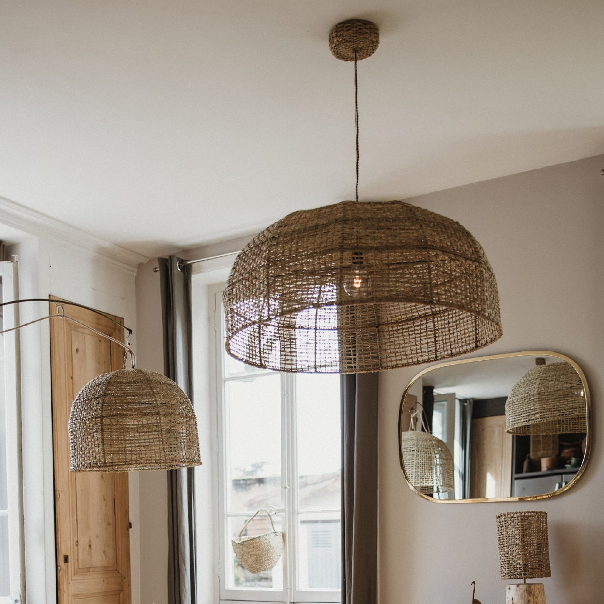 Rosace électrique tressée en corde de palmier mise en situation avec une suspension